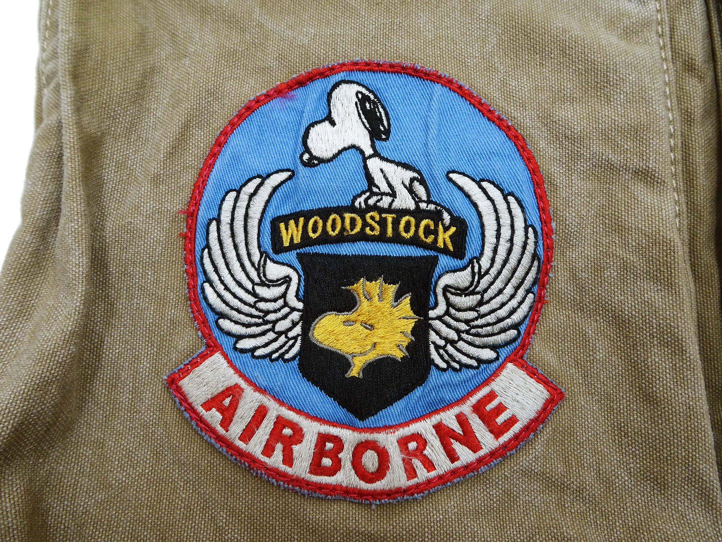 TOYS McCOY Men's Canvas Shoulder Bag - Snoopy U.S. Army Airborne Patch - MIL-B-43290 Flight Helmet Bag Inspired - Made in Japan (TMA2524 041 Khaki)